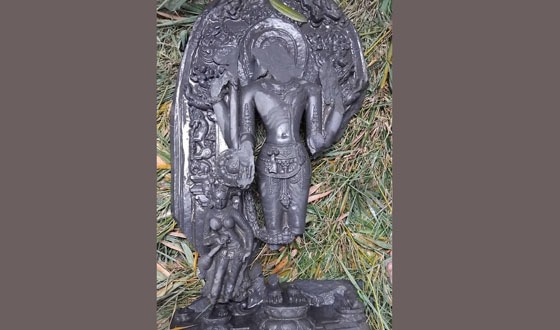 চাটমোহরে পুকুর খননকালে প্রাচীন বিষ্ণুমূর্তি উদ্ধার