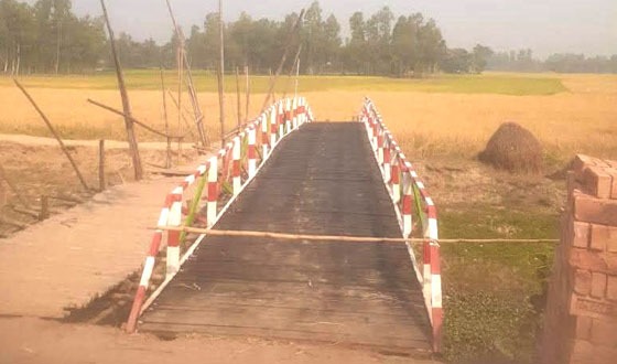 অবশেষে এলাকাবাসী পেলো কাঠের সেতু