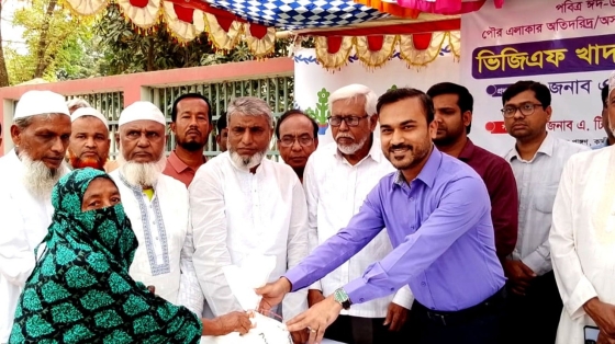 কালীগঞ্জে ঈদুল ফিতর উপলক্ষে দুঃস্থদের চাল বিতরণ