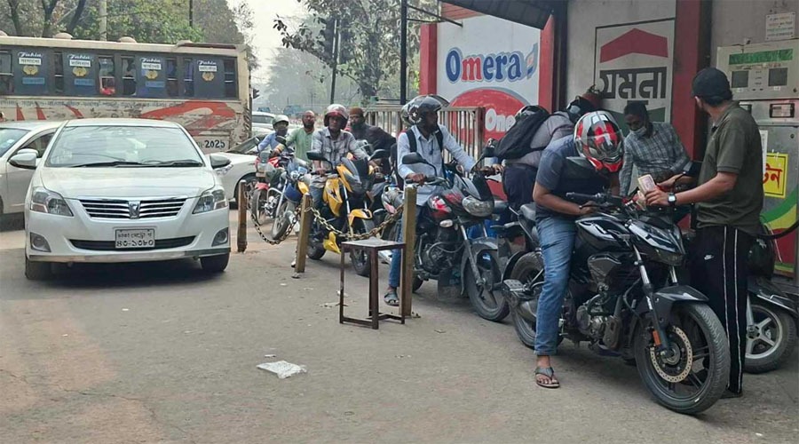 জ্বালানি তেলের জন্য পাম্পে দীর্ঘ লাইন, সীমিত পরিমাণে মিলছে তেল