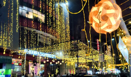 ঈদ ঘিরে লাইটিংয়ে ঝলমল সিলেটের মার্কেট ও সড়ক