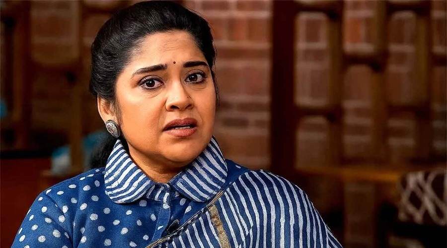 ‘হাতখরচ’ প্রলোভনে, অভিনেত্রীকে কাছে পেতে চাইলেন প্রযোজক!