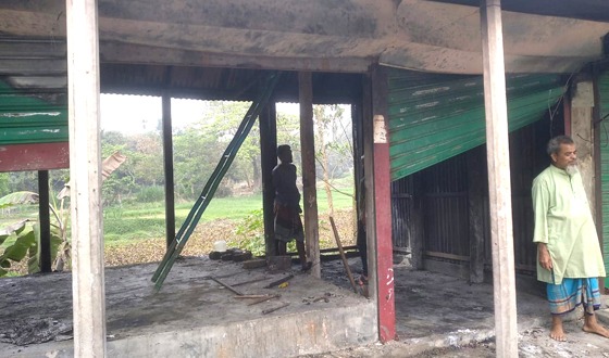 বাজিতপুরে দোকান পুড়ে ছাঁই