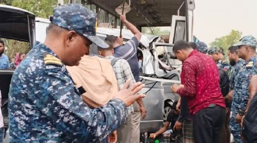 রামপালে বাস-মাইক্রোবাসের ভয়াবহ সংঘর্ষ, বর-কনেসহ নিহত ১৩