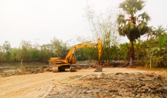 কৃষিজমি নষ্ট করে ইটভাটায় মাটি বিক্রি, ক্ষতিগ্রস্ত গ্রামীণ সড়ক