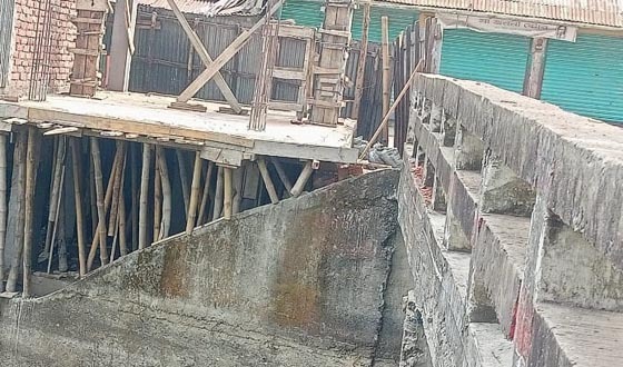 সরকারি খাল দখল করে ভবন নির্মাণ