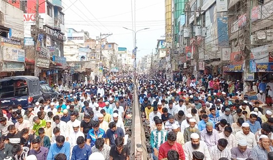 হাজীগঞ্জ মসজিদে জুমাতুল বিদায় লক্ষাধিক মানুষের অংশগ্রহণ