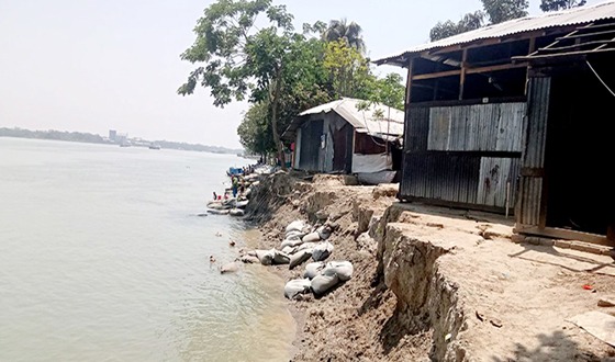 সাত কিলোমিটার স্থায়ী বাঁধ নির্মানের দাবি