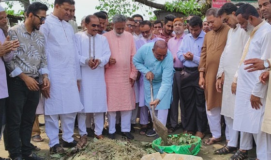 পরিচ্ছন্নতার কাজ করলেন ভালুকার এমপি বাচ্চু