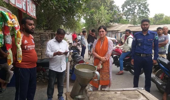 বাঘায় তেল বিক্রিতে অনিয়মের অভিযোগে ব্যবসায়ীর জরিমানা