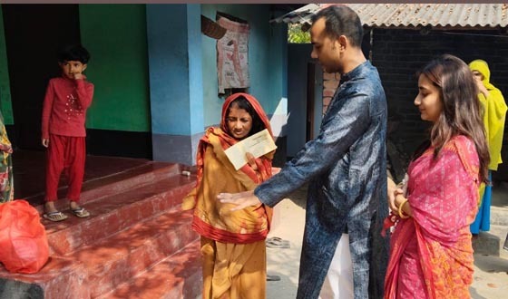 ইউএনও’র ঈদ উপহার পেলেন ছাকিনা বেগম