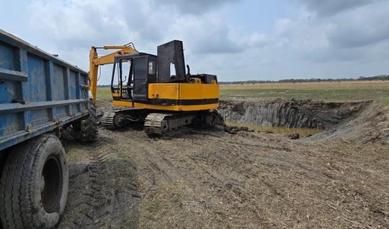 কলাপাড়ায় ফসলি জমির মাটি বিক্রির অভিযোগে মাটি বিক্রেতাকে জরিমানা