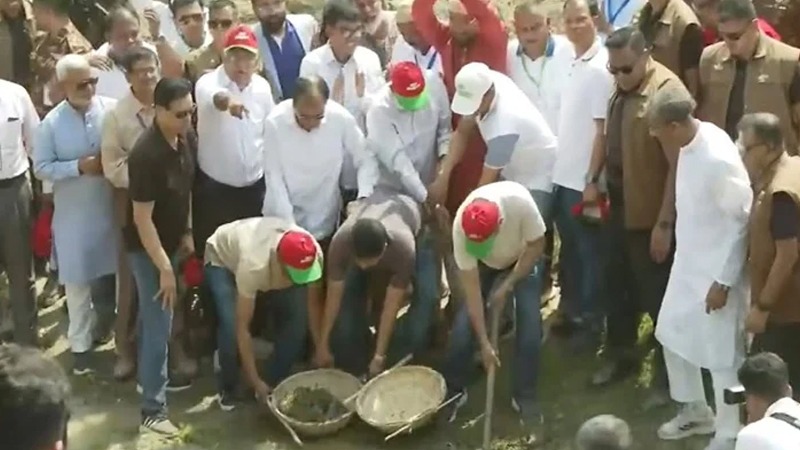 কোঁদাল হাতে ‘খাল খনন কর্মসূচি’ উদ্বোধন করলেন প্রধানমন্ত্রী