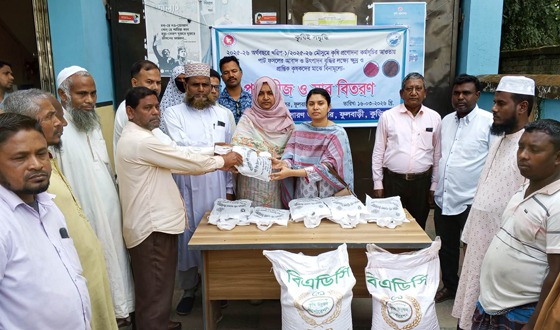 ফুলবাড়ীতে কৃষক-কৃষাণীদের প্রণোদনার সার ও বীজ বিতরণ