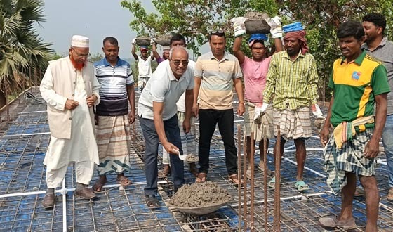 সাপাহারে ফাজিল মাদ্রাসায় নতুন ভবনের ছাদ ঢালাই উদ্বোধন