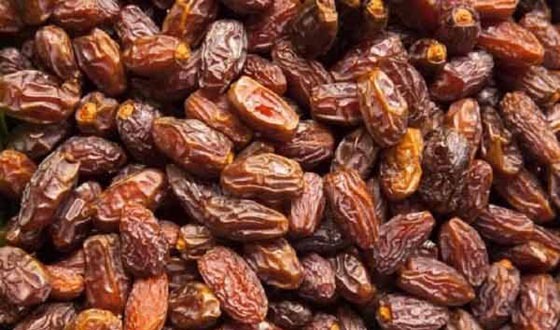 কয়রায় মাদ্রাসা ও এতিমখানায় সৌদির খেজুর বিতরণ