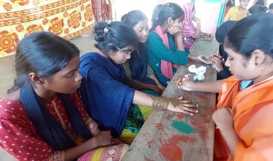 শেরপুরে এতিম শিশুদের নিয়ে মেহেদী উৎসব ও প্রসাধনী বিতরণ