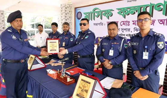 কালীগঞ্জ থানার ওসিকে পেলেন সম্মাননা