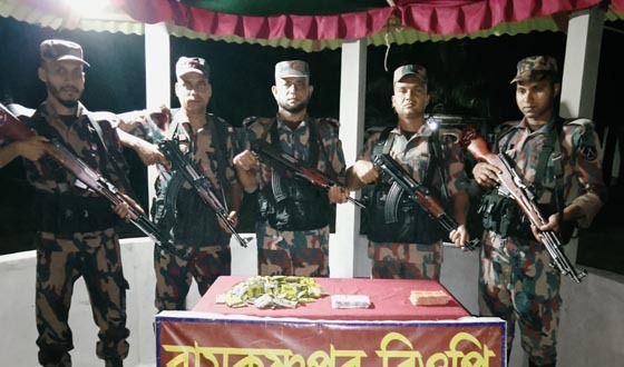 দৌলতপুর সীমান্তে ২৯ লক্ষ টাকার চোরা চালানি পণ্য পণ্য আটক