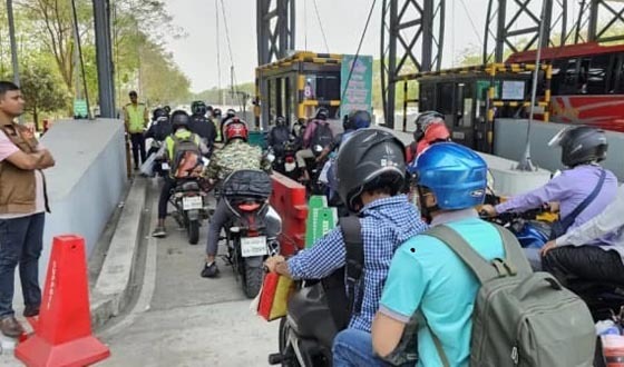 মানুষের চাপ থাকলেও যানজট ছাড়াই স্বস্তিতে চলছে ঈদযাত্রা