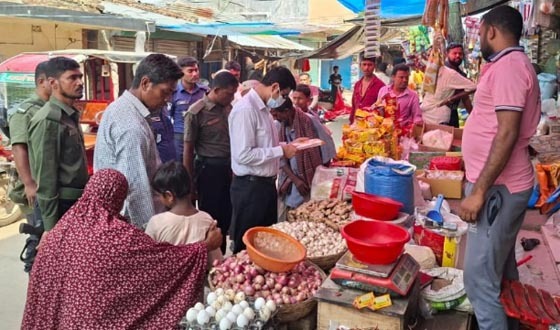 আশাশুনিতে ইউএনও সুজন দাশ গুপ্ত'র বাজার মনিটরিং