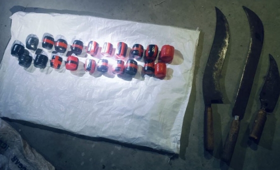 রাজশাহীতে দেশীয় অস্ত্রসহ ২১ ককটেল উদ্ধার