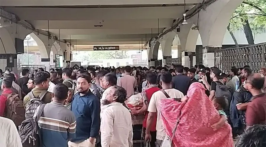 কমলাপুর রেল স্টেশনে ঘরমুখো মানুষের উপচেপড়া ভিড়