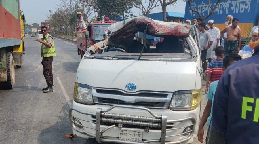 বাসের ধাক্কা মাইক্রোবাসে, ঢাকা-চট্টগ্রাম মহাসড়কে দীর্ঘ যানজট