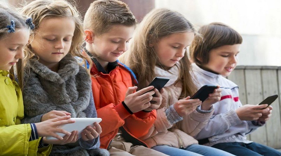 শিশুদের সামাজিক যোগাযোগমাধ্যম থেকে দূরে রাখতে কঠোর হচ্ছে যুক্তরাজ্য