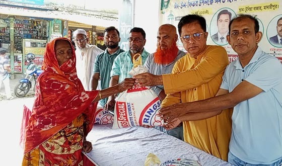 মাদারীপুরে অর্ধশতাধিক মানুষের মাঝে খাদ্য সামগ্রী বিতরণ
