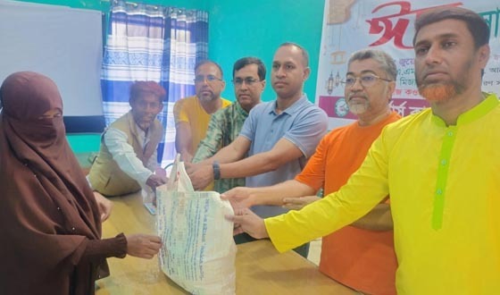 সাতক্ষীরার কালিগঞ্জে দুস্থদের ঈদসামগ্রী দিলো 'রিপোর্টার্স ক্লাব'