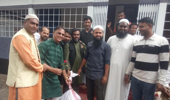 মেলান্দহে বিনামুল্যে কাপড় বিতরণ