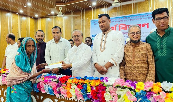 রাণীনগরে অসহায়দের মাঝে অর্থ ও ঈদ সামগ্রী বিতরণ
