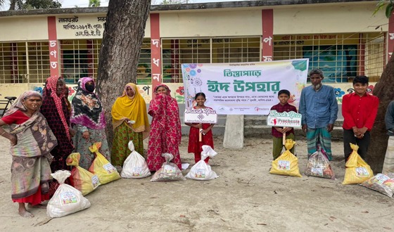 রাজারহাটে অসহায় পরিবারের মাঝে ঈদ উপহার বিতরণ