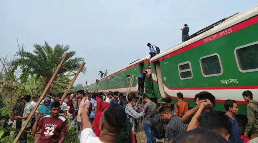 নীলসাগর ট্রেন লাইনচ্যুত, ঢাকা-উত্তরবঙ্গ  রেল যোগাযোগ বন্ধ