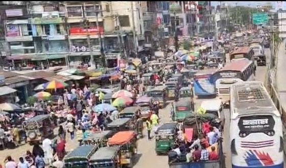 থেমে থেমে চলছে যানবাহন, বাড়তি ভাড়া আদায়ের অভিযোগ