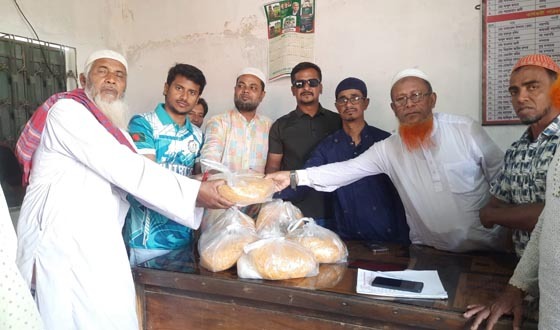 ঈদ উপলক্ষে হিলিতে পরিবহন শ্রমিকদের মাঝে সেমাই চিনি বিতরণ