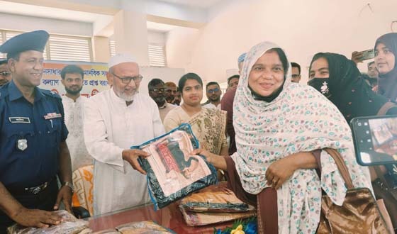 সাপাহারে নগদ অর্থ শাড়ি থ্রি-পিস ও হাজী রুমাল বিতরণ
