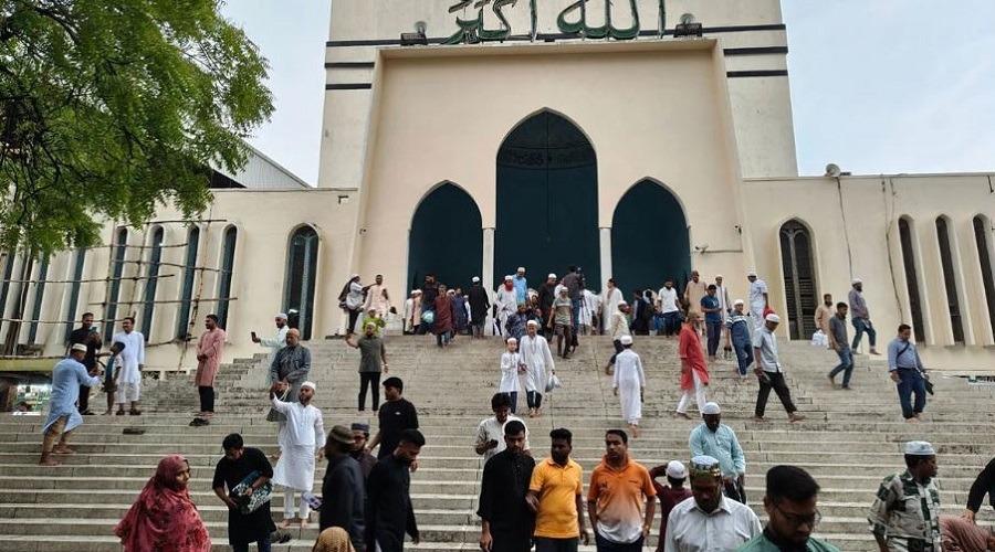 বৃষ্টি উপেক্ষা করে বায়তুল মোকাররমে জুমাতুল বিদার মহতী সমাগম