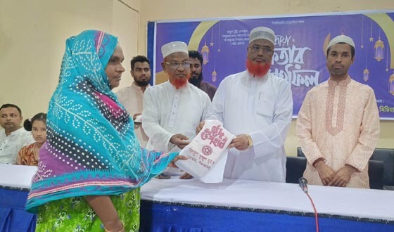 ডোমারে ইফতার ও ঈদ উপহার বিতরণ