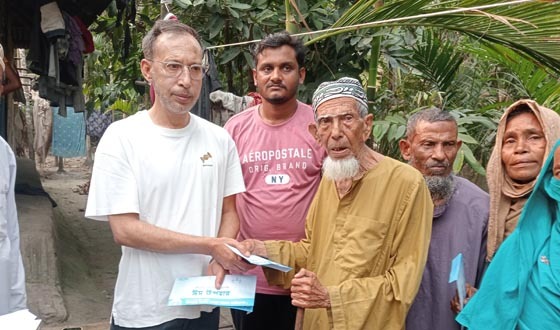 কচুয়ায় ঈদ উপহার বিতরণ