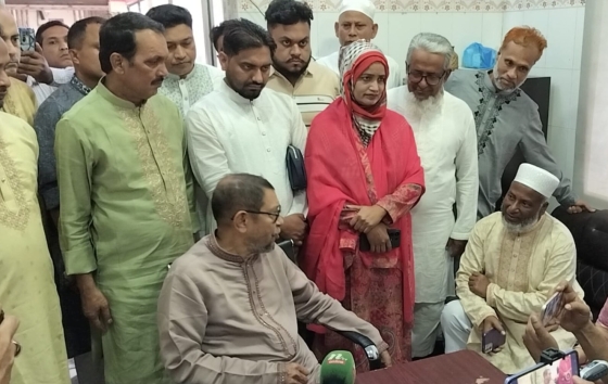 কাপাসিয়া স্বাস্থ্য কমপ্লেক্স পরিদর্শনে স্বাস্থ্যমন্ত্রী রোগীদের খাবার খেয়ে যাচাই