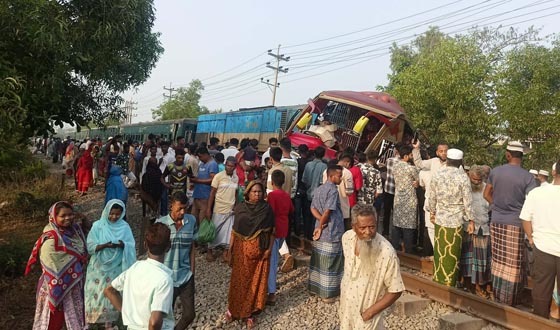 কুমিল্লায় ট্রেন দুর্ঘটনায় রেলক্রসিংয়ের দুই গেটম্যান বরখাস্ত