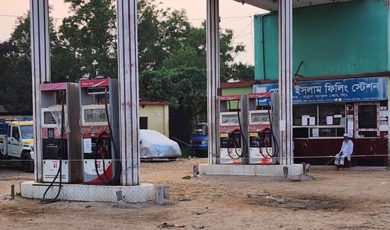 ফুলবাড়ীয়ায় জ্বালানি তেলের সংকটে পেট্রোল পাম্প বন্ধ
