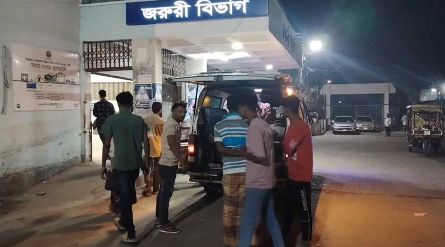 গাছে প্রাইভেটকারের ধাক্কা, একই পরিবারের ৩ জন নিহত