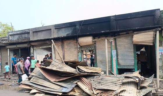 কটিয়াদী বাজারে আগুন, ৫টি দোকান পুড়ে ছাই