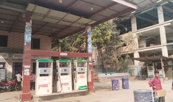 টাঙ্গাইলে পাম্পে তেল সংকট, বাইরে বেশি দামে বিক্রি