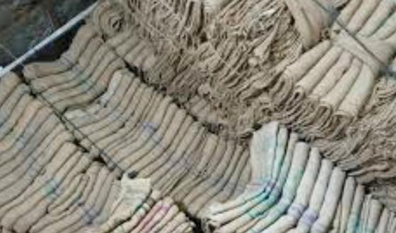 তানোরে সিন্ডিকেটে বস্তার দাম বেড়েছে ডাবলেরও বেশি, বিপাকে চাষিরা