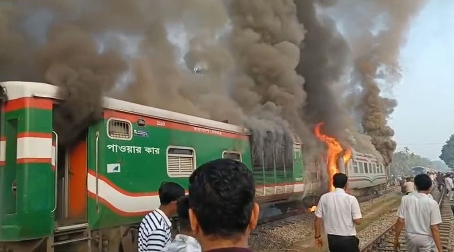 সীতাকুণ্ডে চট্টলা এক্সপ্রেসে আগুন, আতঙ্কে যাত্রীরা