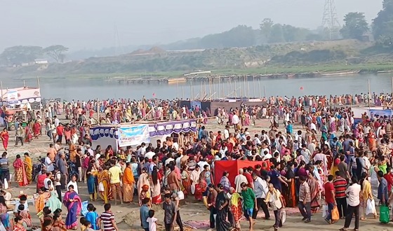 অষ্টমী স্নান উপলক্ষে ময়মনসিংহের ব্রহ্মপুত্র নদে লাখো পূণ্যার্থীর ঢল